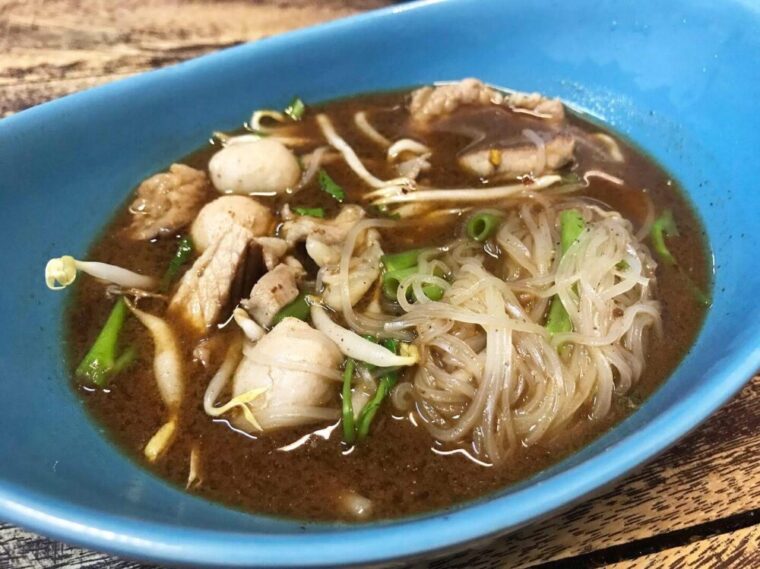 タイ麺料理【クイッティアオルアナムトック】豚の血スープタイラーメン