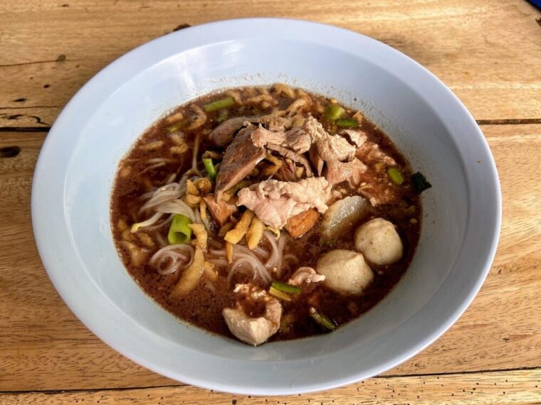 タイ麺料理【クイッティアオナムトックセンレック】豚の血タイラーメン