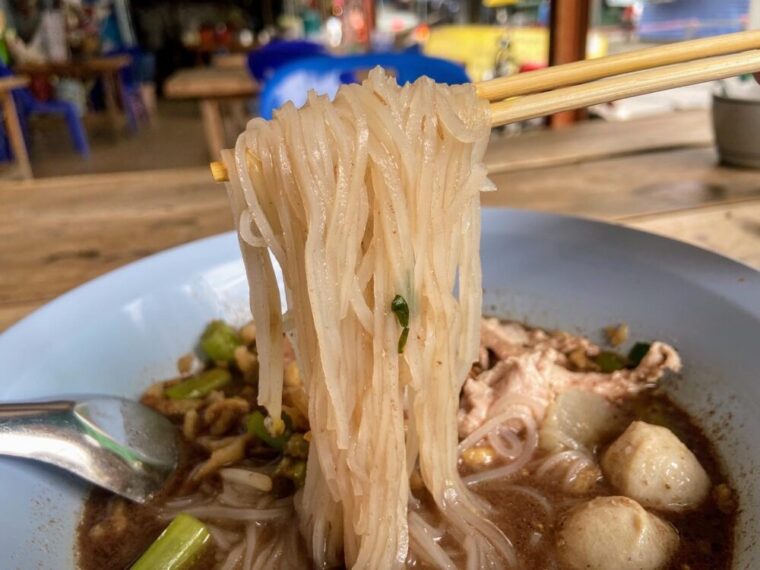 タイ麺料理【クイッティアオナムトックセンレック】豚の血タイラーメン