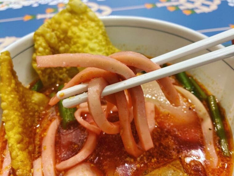 タイ麺料理【クイッティオイエンタフォーセンプラー】タイラーメン魚のすり身麺