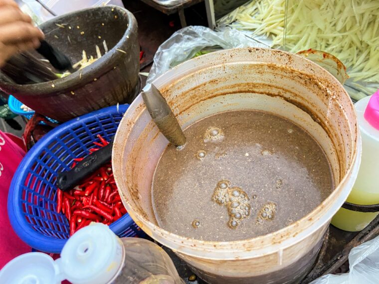 タイサラダ料理【プラーラとプリックとクロック】発酵調味料と唐辛子と臼