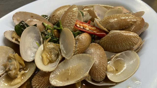 タイおかず料理【パットホイラーイ】あさりのバジル炒め