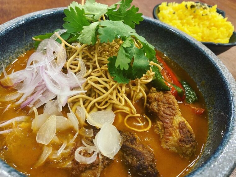 タイ麺料理【カオソーイガイ】揚げ麺のせカレーラーメン