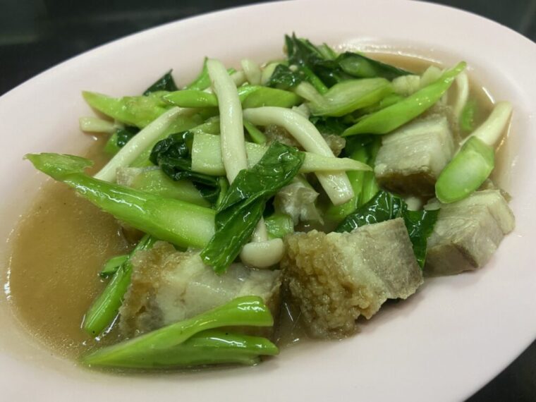 タイおかず料理【パットカナームークロップ】カリカリ豚カイラン菜炒め