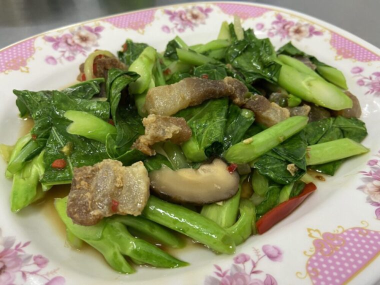 タイおかず料理【パットカナームークロップ】カイラン菜とカリカリ豚炒め