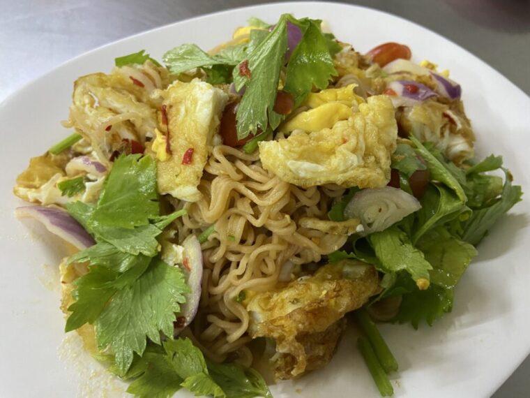 タイサラダ料理【ヤムママーカイダーオ】インスタント麺ヤムサラダ目玉焼きトッピング