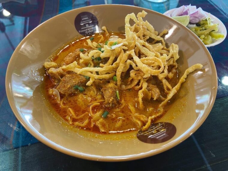 タイ麺料理【カオソーイヌア】牛肉上げ麺のせカレーラーメン