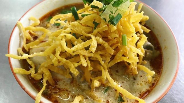 タイ麺料理【カオソーイガイ】揚げ麺のせカレーラーメン