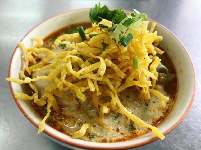 タイ麺料理【カオソーイガイ】揚げ麺のせカレーラーメン