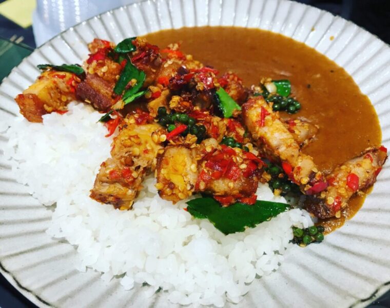 タイご飯料理【ゲーンカリーガパオムークロップ】カリカリ豚ガパオ炒めカレーライス