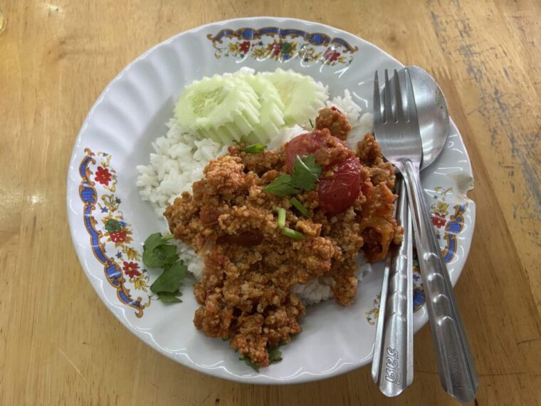 タイおかず料理【カーオラートナムプリックオーン】豚ひき肉とトマトのディップぶっかけ飯