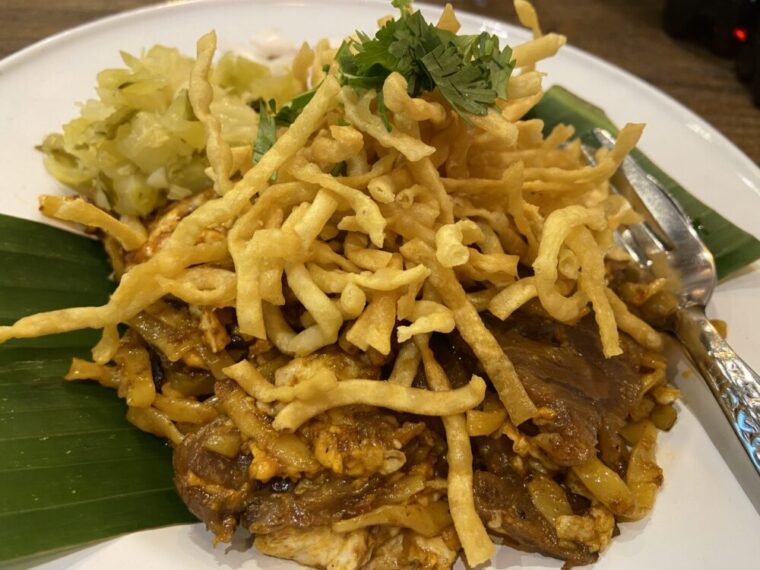 タイ麺料理【カオソーイヘーンヌアノーンラーイ】牛スネ肉揚げ麺乗せカレー混ぜそば