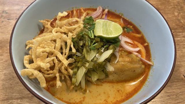 タイ麺料理【カオソーイガイ】鶏肉揚げ麺のせカレーラーメン