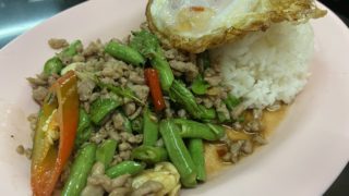 タイおかず料理【カーオラートパットガパオムーサップカイダーオ】豚ひき肉ガパオ炒めぶっかけ飯目玉焼きトッピング