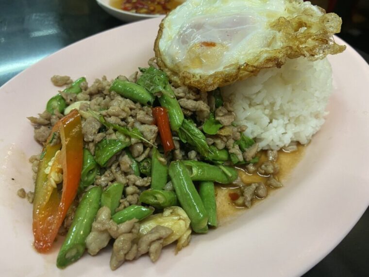 タイおかず料理【カーオラートパットガパオムーサップカイダーオ】豚ひき肉ガパオ炒めぶっかけ飯目玉焼きトッピング