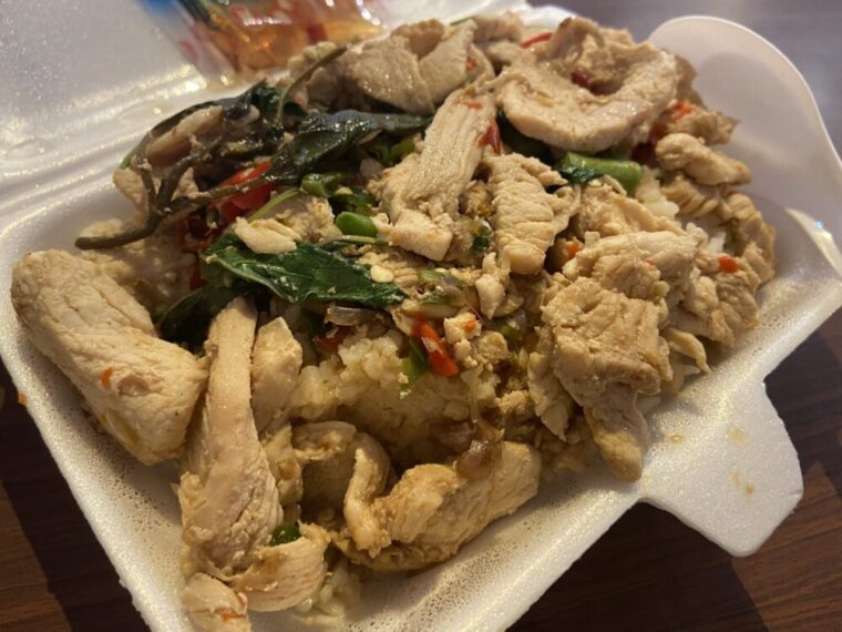 タイおかず料理【カーオラートパットガパオガイ】鶏肉ガパオ炒めぶっかけ飯