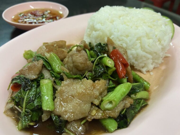 タイおかず料理【カーオラートパットガパオムー】豚肉ガパオ炒めぶっかけ飯