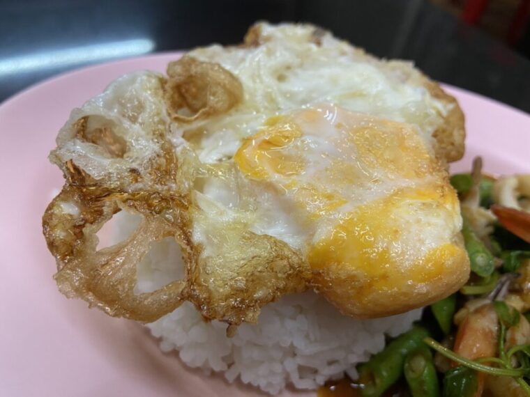 タイおかず料理【カーオラートパットガパオタレーカイダーオ】シーフードガパオ炒めぶっかけ飯目玉焼きトッピング