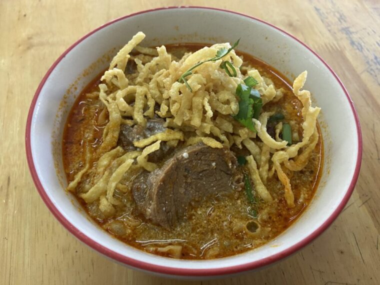 タイ麺料理【カオソーイヌア】揚げ麺のせ牛肉カレーラーメン