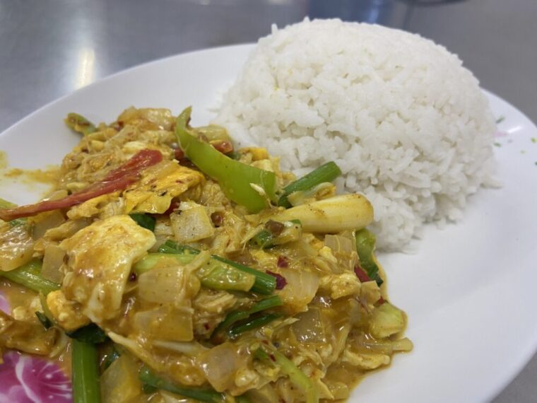 タイおかず料理【カーオラートヌアプーパッポンカリー】蟹の玉子とじカレー炒めぶっかけ飯