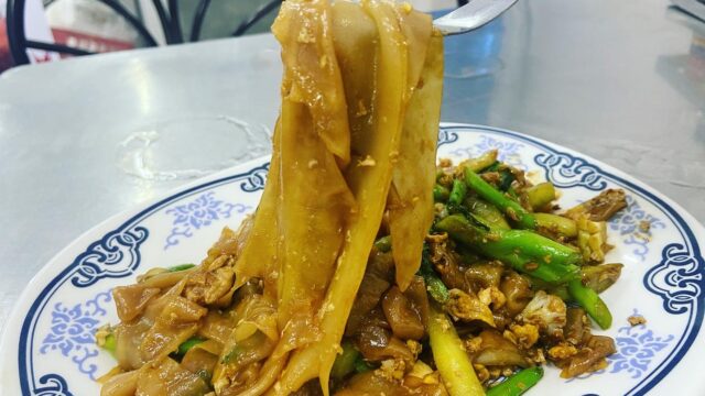 タイ麺料理【パットシーユーガイ】タイ風焼うどん