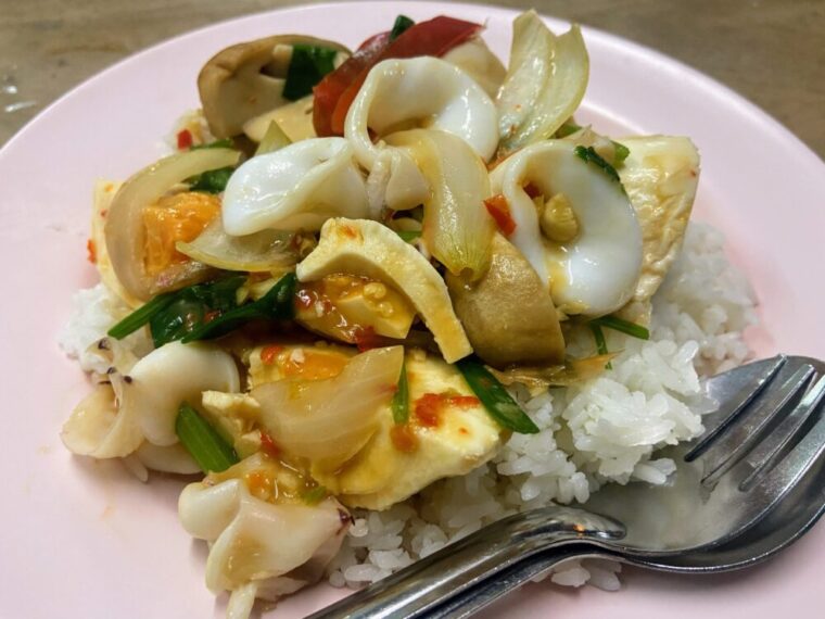 タイおかず料理【カーオラートプラームックパットカイケム】烏賊の塩漬け玉子炒めのぶっかけ飯