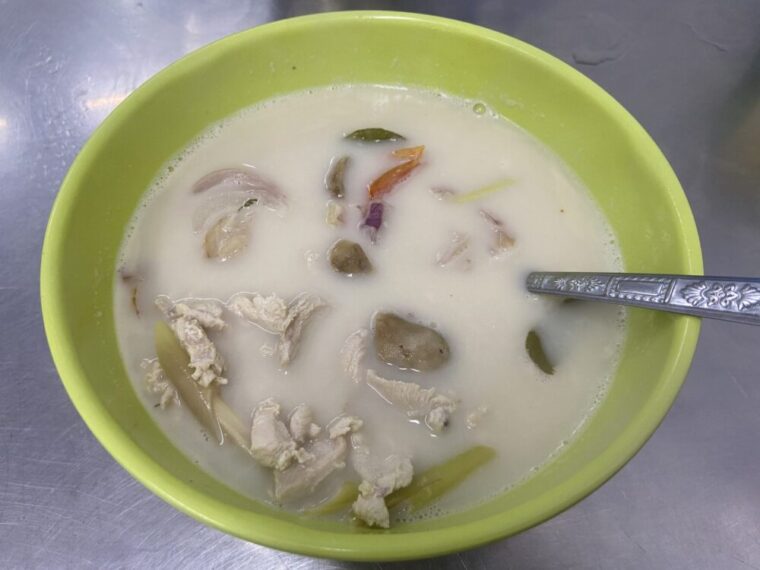 タイスープ料理【トムカーガイ】鶏肉とタイ生姜のココナッツスープ