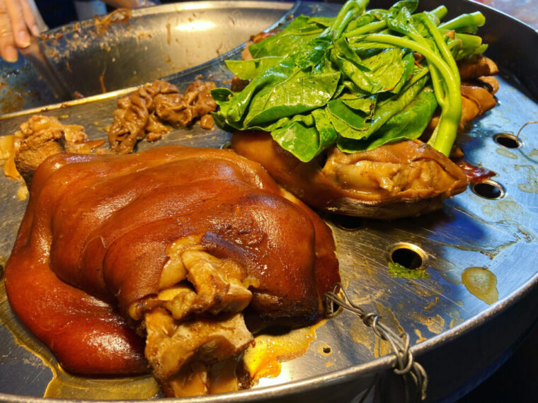 タイご飯料理【カオカームー屋台】タイ風豚足煮込みご飯の屋台