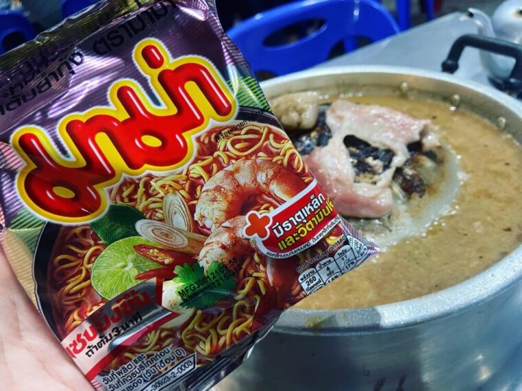 タイ鍋料理【ムーガタ締めのママー麺】タイ風焼肉しゃぶしゃぶ