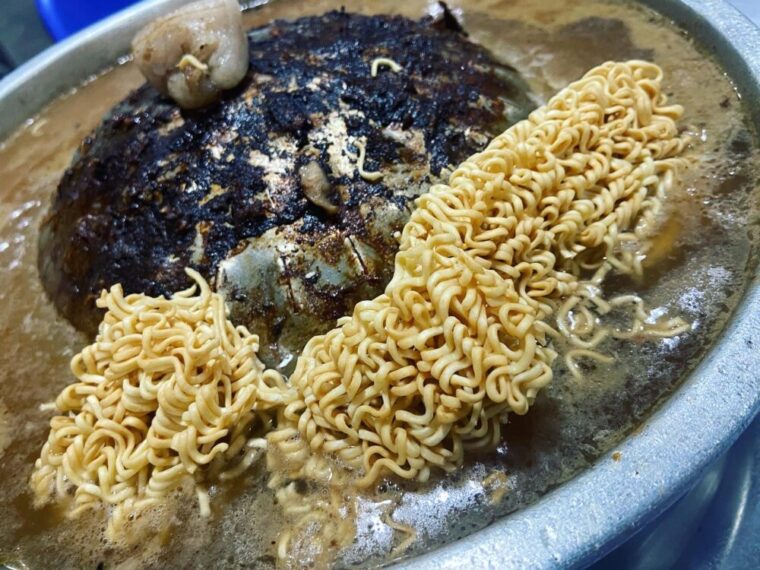 タイ鍋料理【ムーガタ締めのママー麺】タイ風焼肉しゃぶしゃぶ