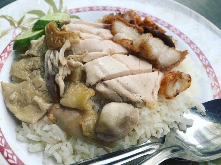 タイご飯料理【カオマンガイムークロップ】タイ風チキンライスカリカリ豚トッピング