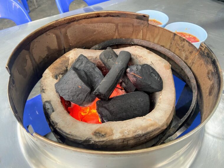 タイ鍋料理【ムーガタ鍋の炭火】タイ風焼肉しゃぶしゃぶの炭