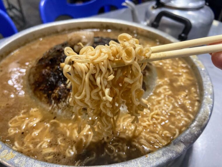 タイ鍋料理【ムーガタ締めのママー麺】タイ風焼肉しゃぶしゃぶ