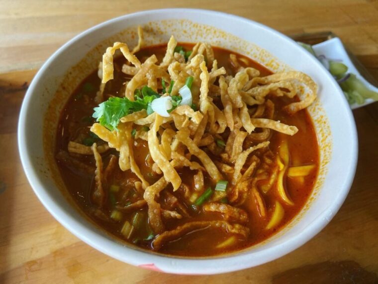 タイ麺料理【カオソーイガイ】鶏肉入り揚げ麺乗せカレーラーメン