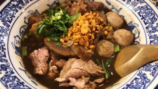 タイ麺料理【クイッティアオルアナムトックヌア】豚の血スープのタイラーメン