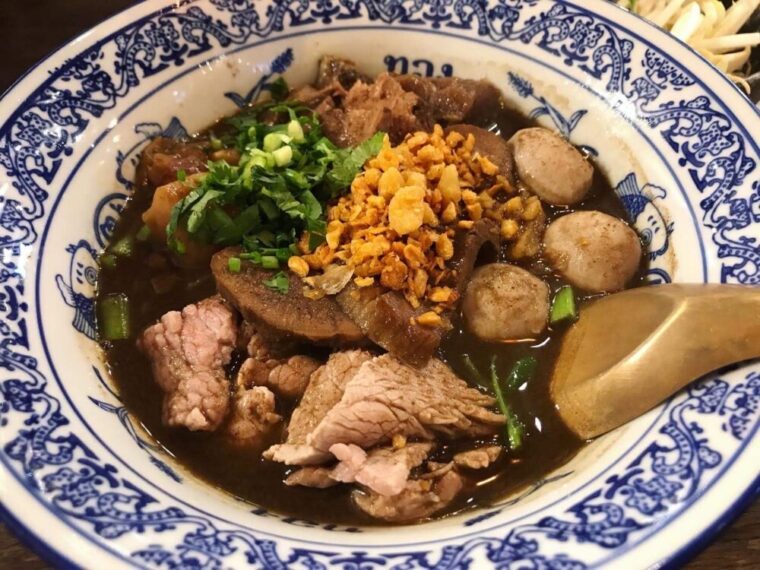 タイ麺料理【クイッティアオルアナムトックヌア】豚の血スープのタイラーメン