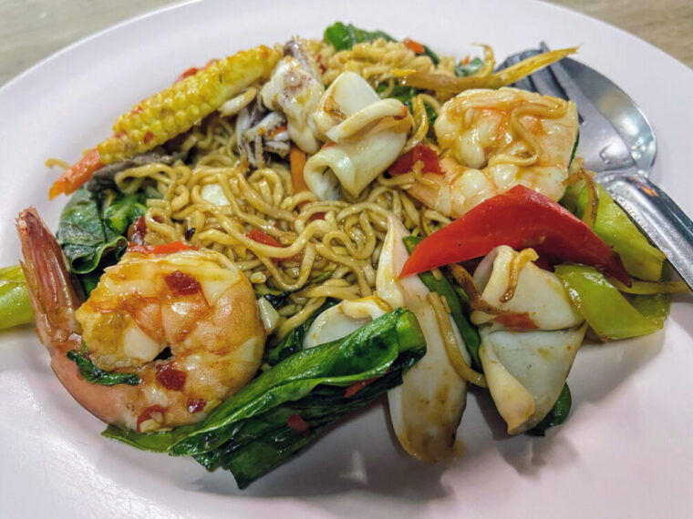 タイ麺料理【パットママーキーマオタレー】インスタント麺炒め