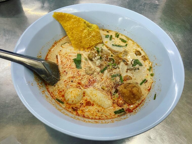 タイ麺料理【クイッティアオバミートムヤムナムコン】タイラーメン