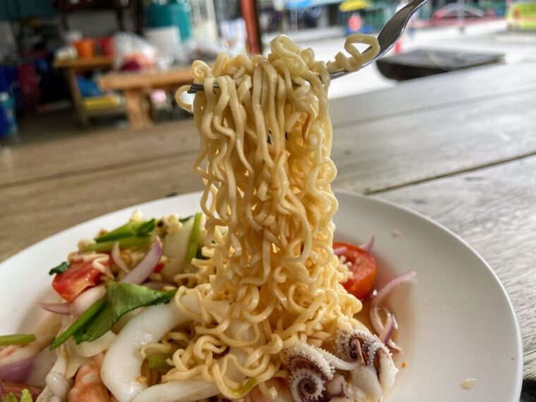 タイ麺料理【ヤムママータレー】タイ風インスタント麺ヤムサラダ