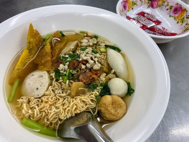 タイ麺料理【クイッティアオナムサイセンママー】ママー麺クイッティアオ透明スープ