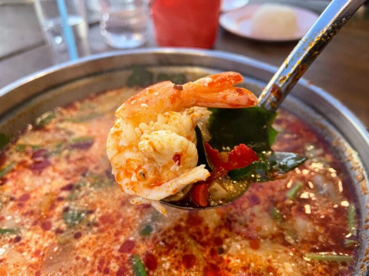 タイスープ料理【トムヤムクンナムコン】タイ風海老ハーブスープ