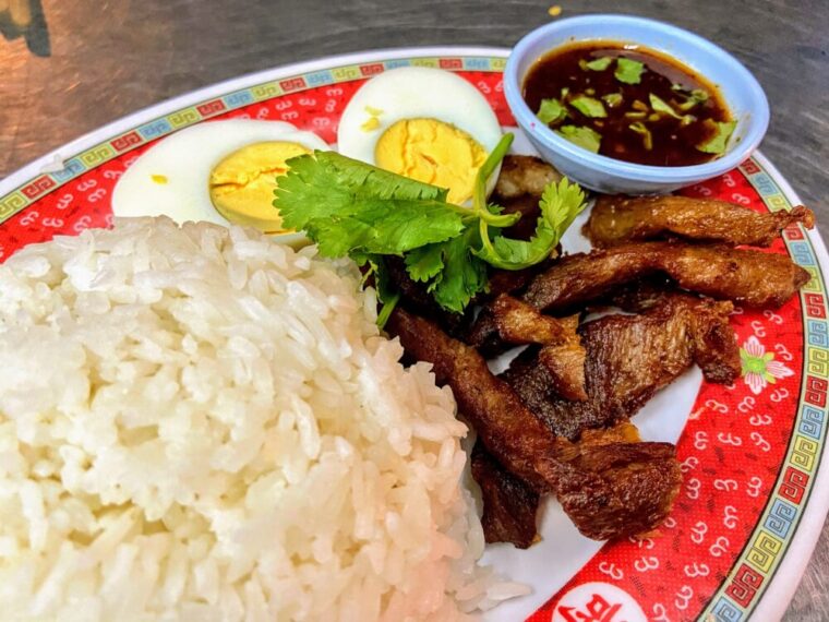 タイおかず料理【カーオムートートカイトム】タイ風豚の唐揚げのぶっかけ飯と茹で玉子トッピング