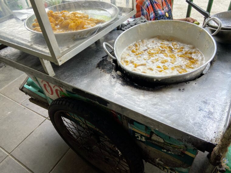 タイデザート【クルアイシュアム屋台】タイ風バナナのシロップ煮